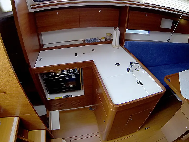 Dufour 335 GL - Dufour 335 GL galley